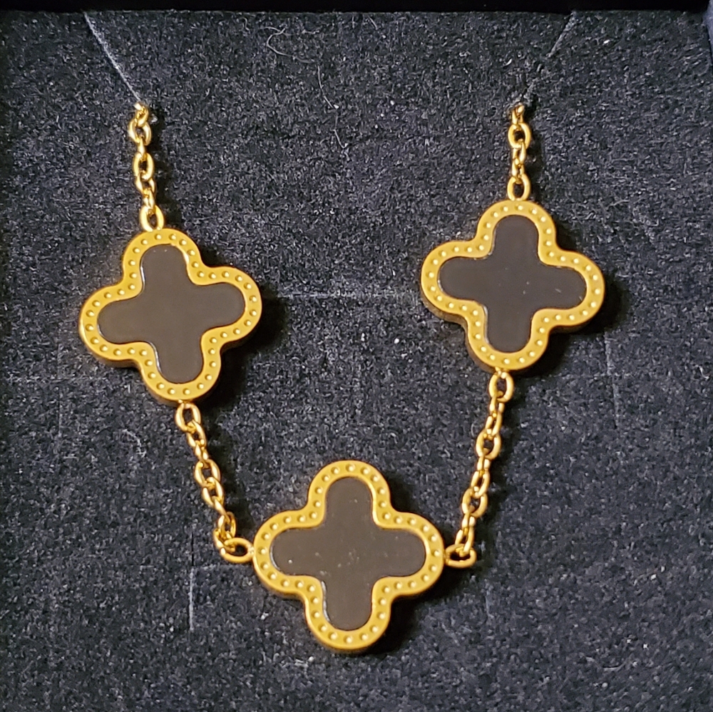 Elegant Gold and Black Clover Bracelet